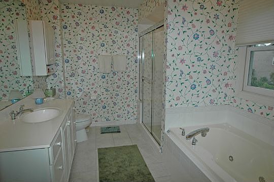 5th image of 417 Larchmont Ln