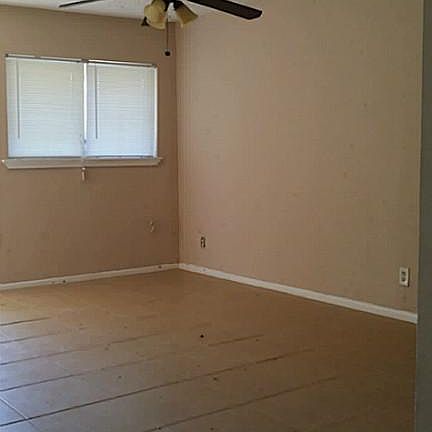 Nice tiled floors in living area