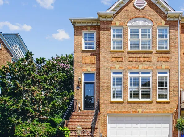 8512 Brenthill Ct, Vienna, VA 22182