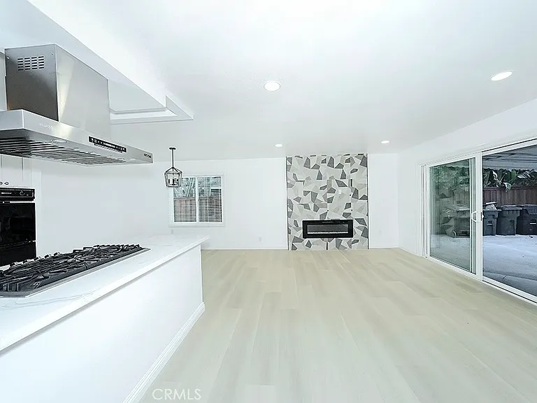 2149 Victoria Dr — Photo 17