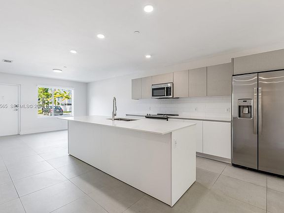 5th image of 2505 NE 193rd St #4108
