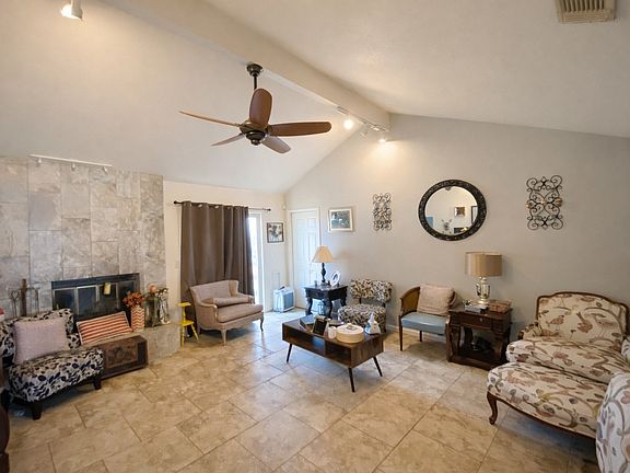 3rd image of 1 Daisy Cir