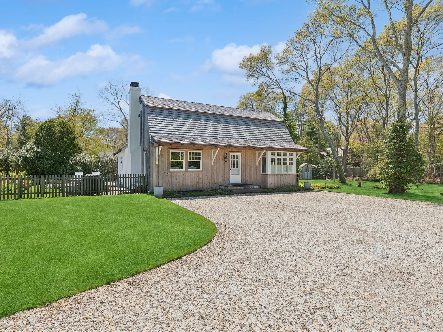 A Charming Sanctuary- Country Style- Wainscott — Photo 2