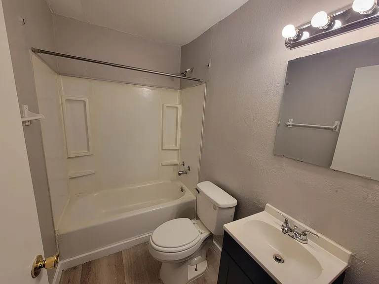 2111 Dyer St — Photo 7