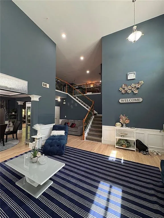 5 bed, 4.0 bath, 4140 sqft, $3,200 — Photo 3