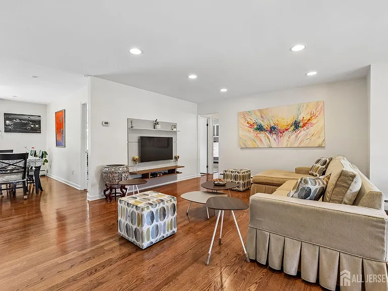 207 Stoughton Ave — Photo 7