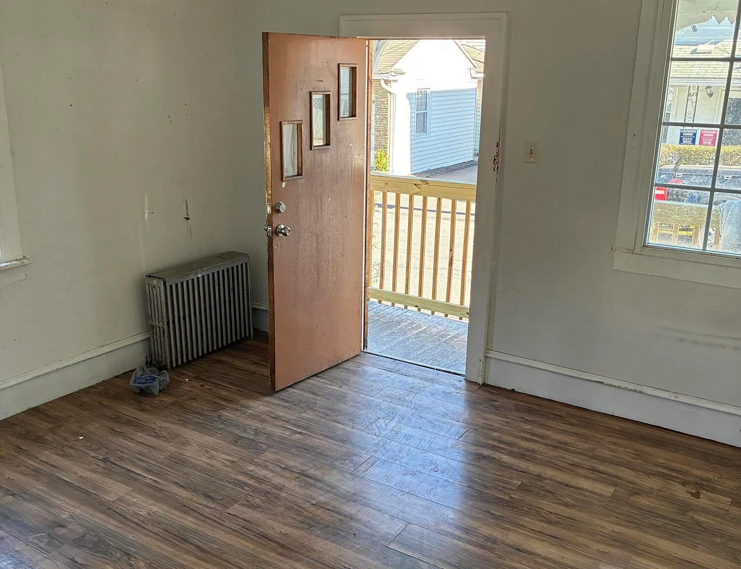 3 bed, 1.0 bath, 891 sqft, $1,300 — Photo 3