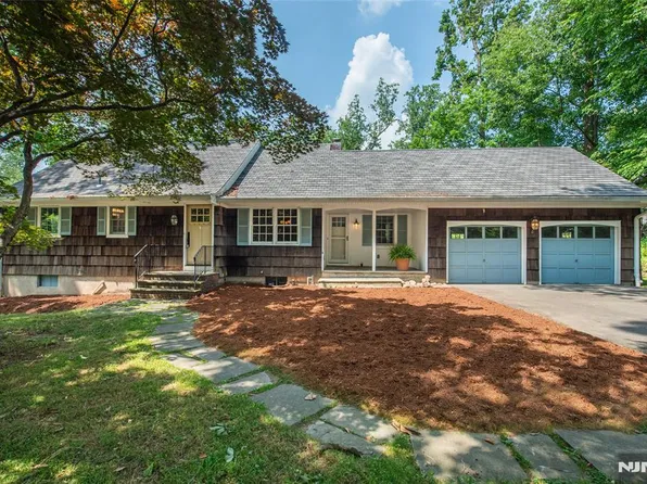 8 Haring Dr, Old Tappan, NJ 07675