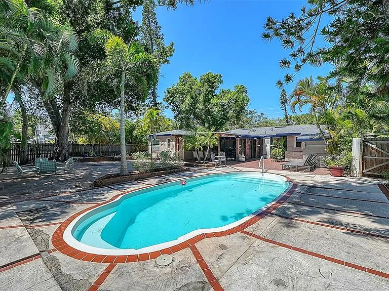 1127 S Osprey Ave — Photo 49