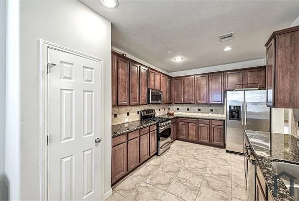 5 bed, 2765 sqft, $2,990 — Photo 4