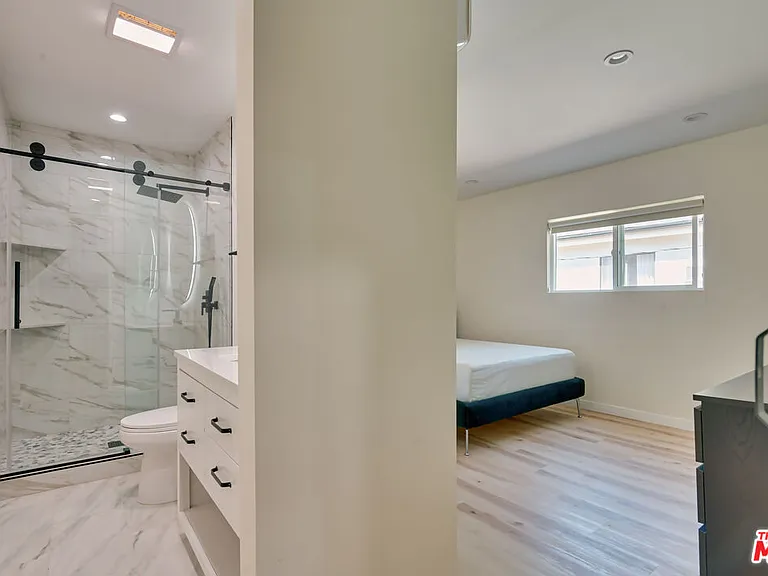 9042 Phyllis Ave #B — Photo 7