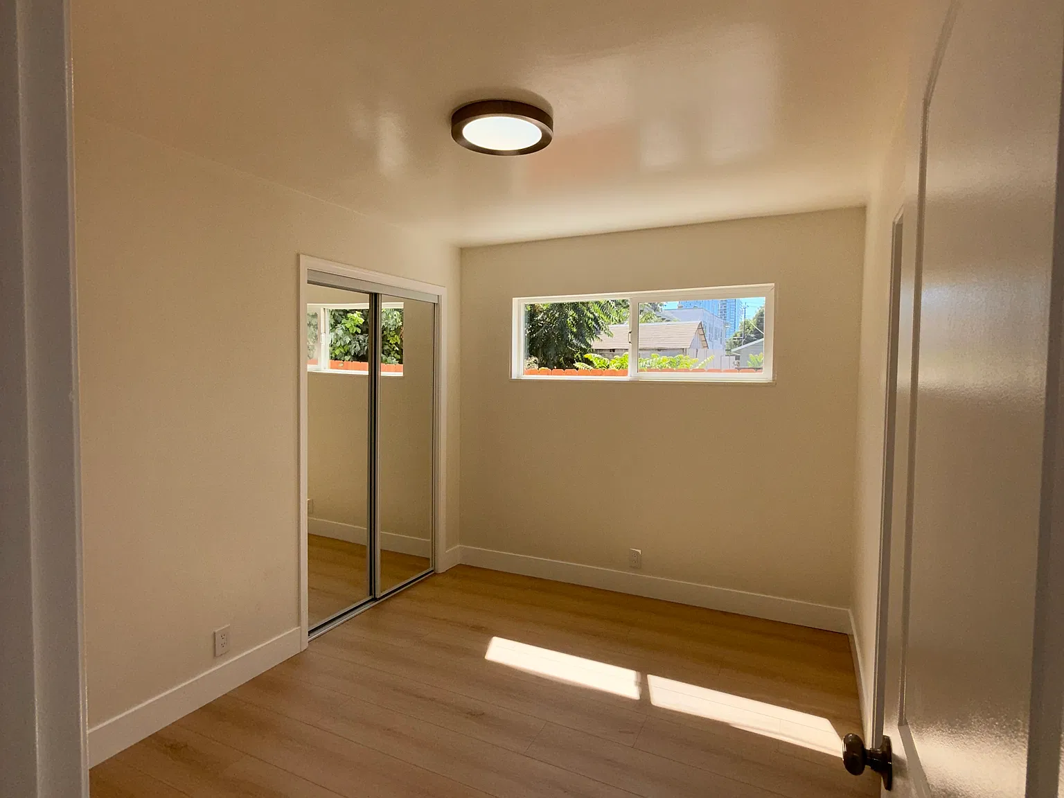 1 bed, 318 sqft, $2,352 — Photo 4
