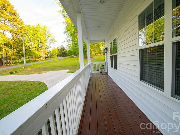 3rd image of 3019 Hilton Rd