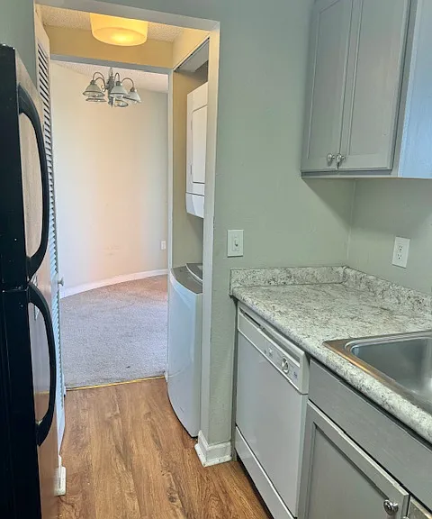 912 Kitchen/washer/dryer