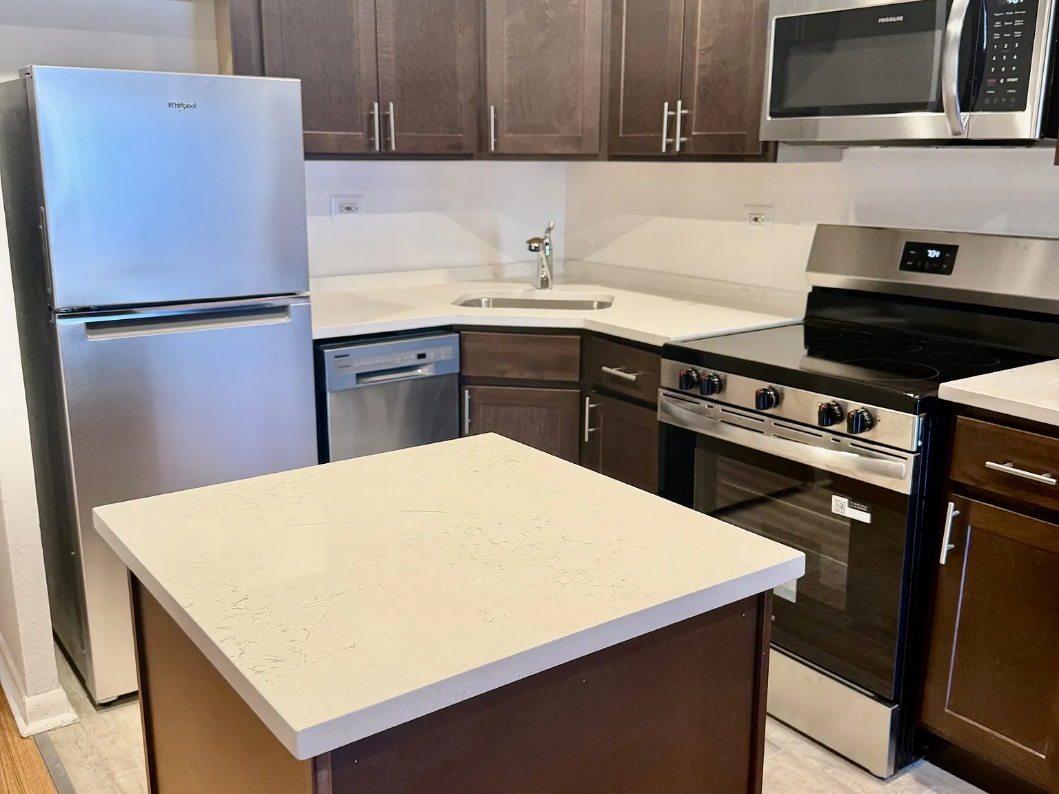 2233 N Lincoln Ave — Photo 1