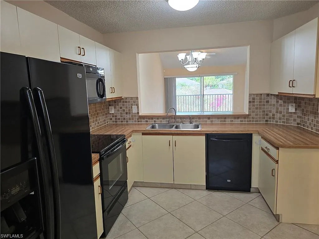 3 bed, 2.0 bath, 1281 sqft, $2,000 — Photo 3