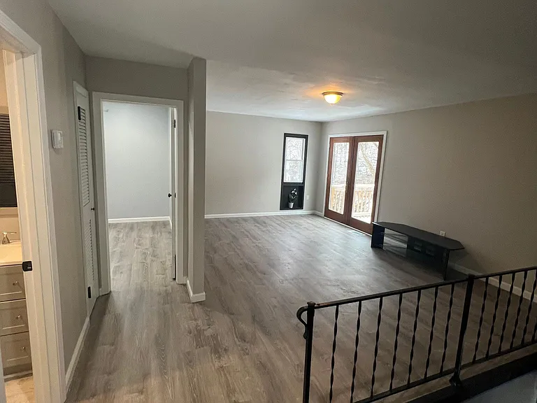 526 Broad Hollow Rd — Photo 7