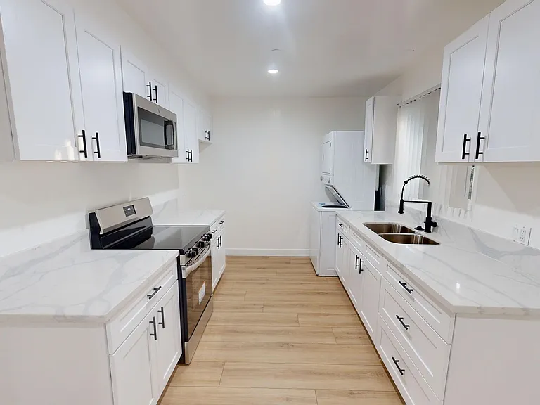 Free Rent Beautiful & Spacious Unit For Rent — Photo 17