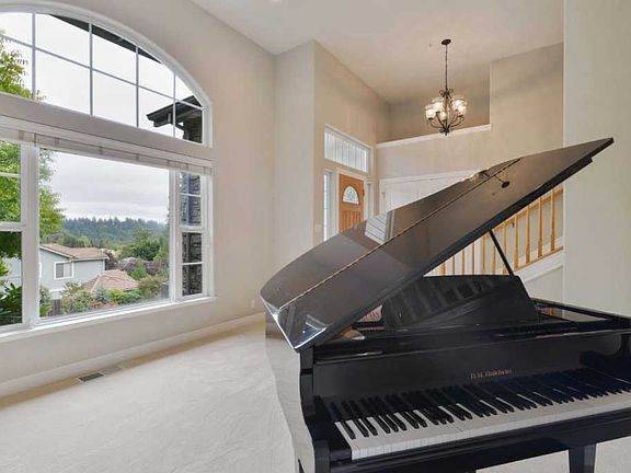 5th image of 308 Silverwood Dr