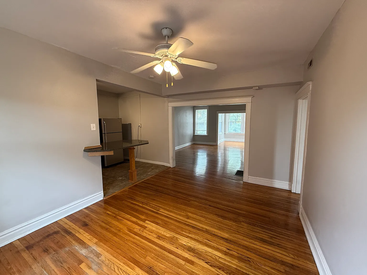 2 bed, 1000 sqft, $1,595 — Photo 3