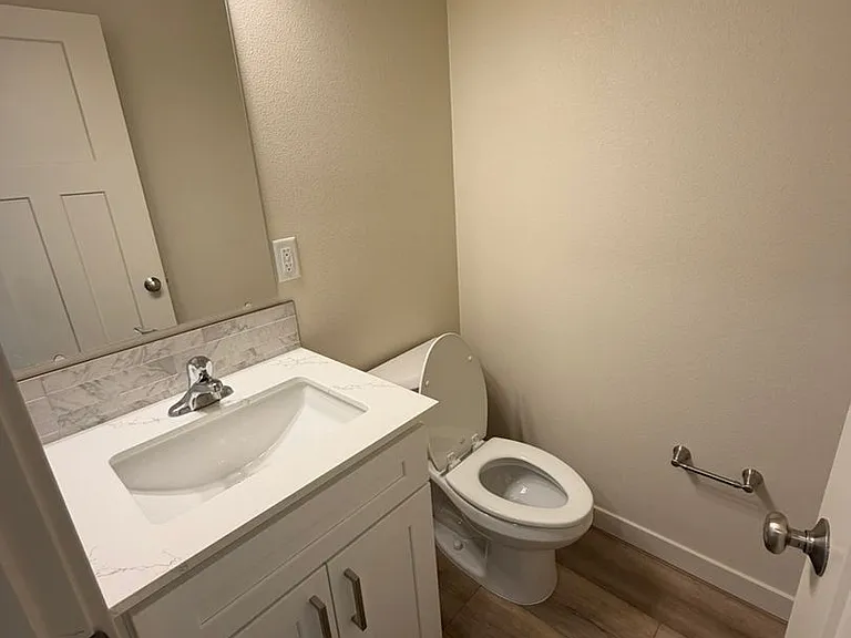 Brand New 2 bedroom 1.5 bath unit — Photo 10