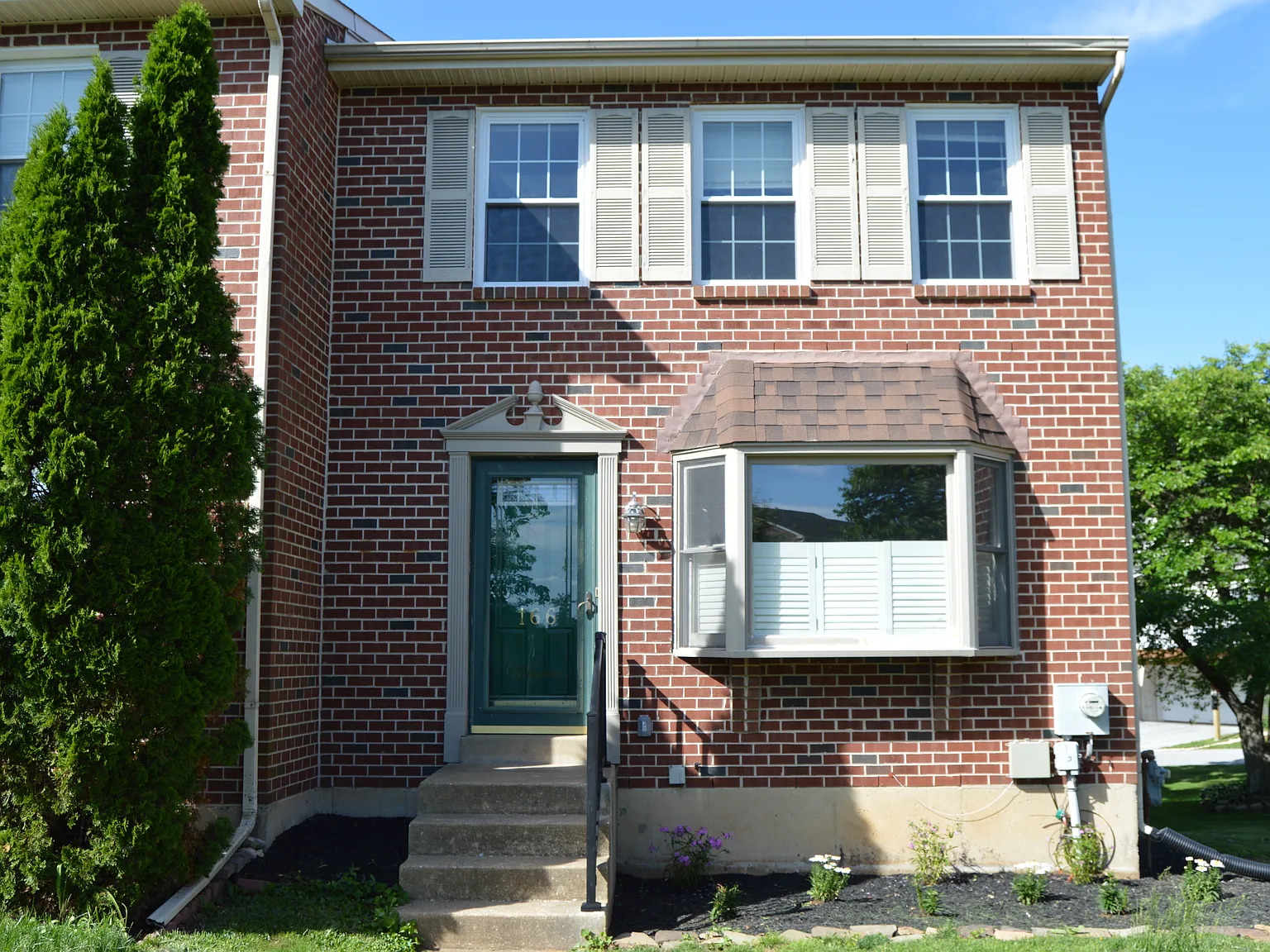 166 Longford Rd — Photo 2