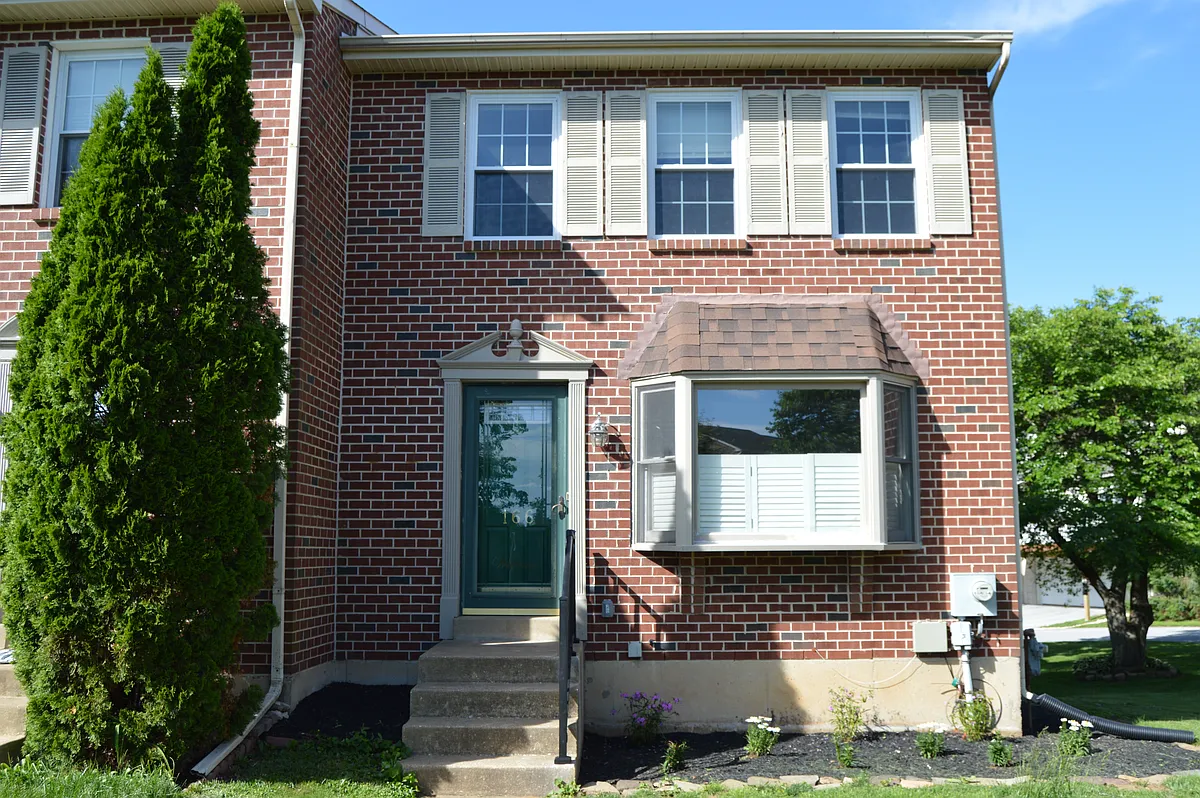 Building Photo - 166 Longford Rd
