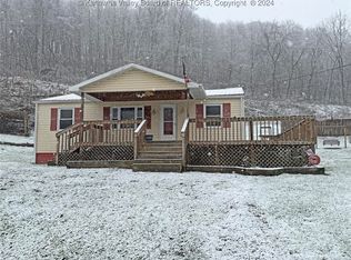 1268 Angel Fork Rd, Saint Albans, WV 25177