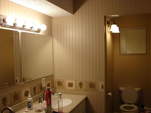Main Bathroom 