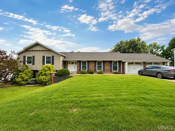 20 Shawnee Dr, Saint Charles, MO 63301
