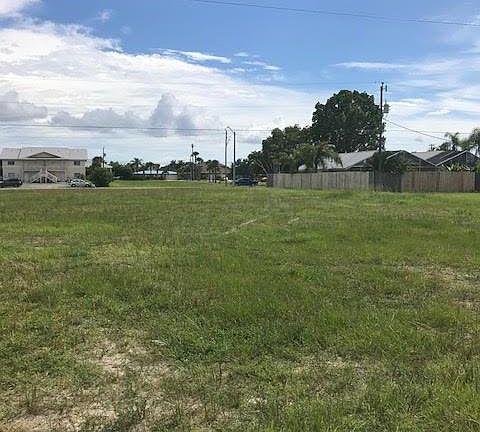 3rd image of 923 Cape Coral Pkwy W