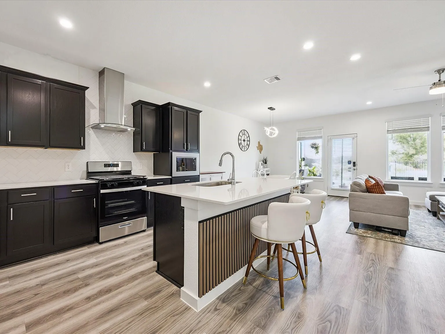 3 bed, 2.5 bath, 1820 sqft, $2,350 — Photo 4