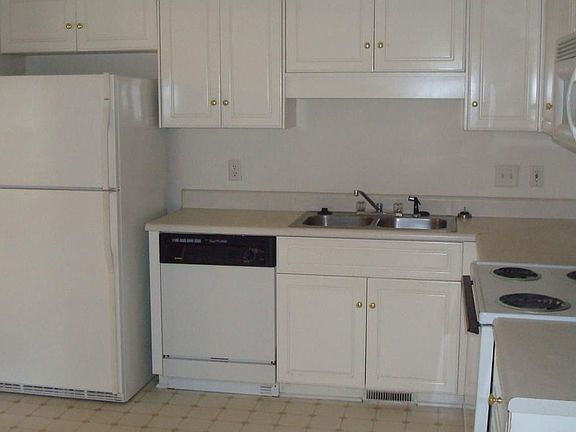 3rd image of 1124 Parliament Lake Dr