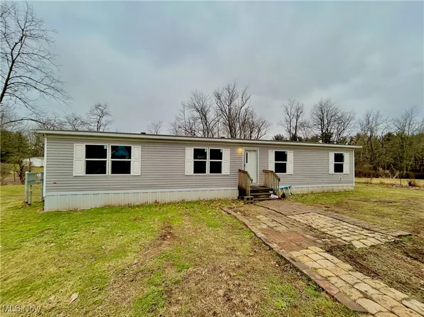 2 Lena Ln, New Cumberland, WV 26047