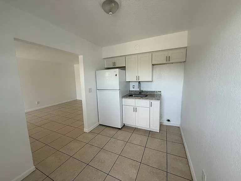 2452 Stella St #101 — Photo 10