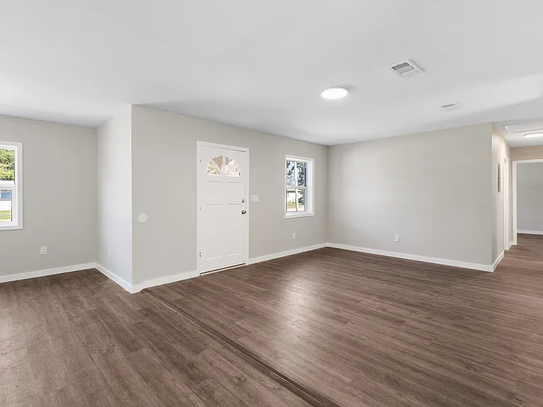 225 Etta St — Photo 5