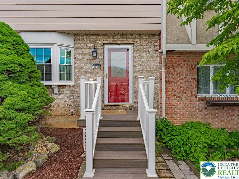 5650 Greens Dr — Photo 3