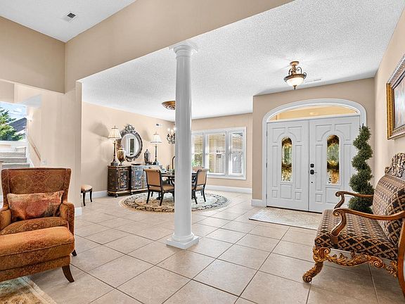 4th image of 815 Bentley Ln.