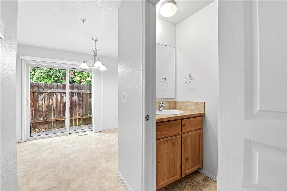 Building Photo - 2706 S Georgia Ave #C