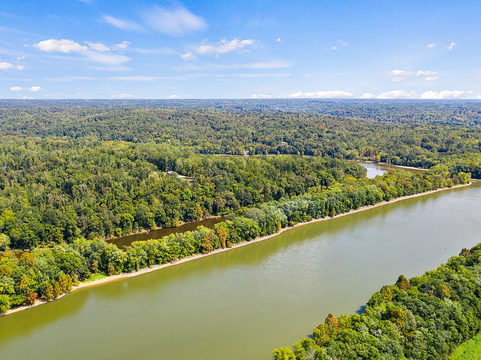 332 ACRES OF Potential! Exce
llent hunting, wonderful Water View Property.