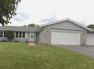 888 Quill Dr, Roscoe, IL 61073