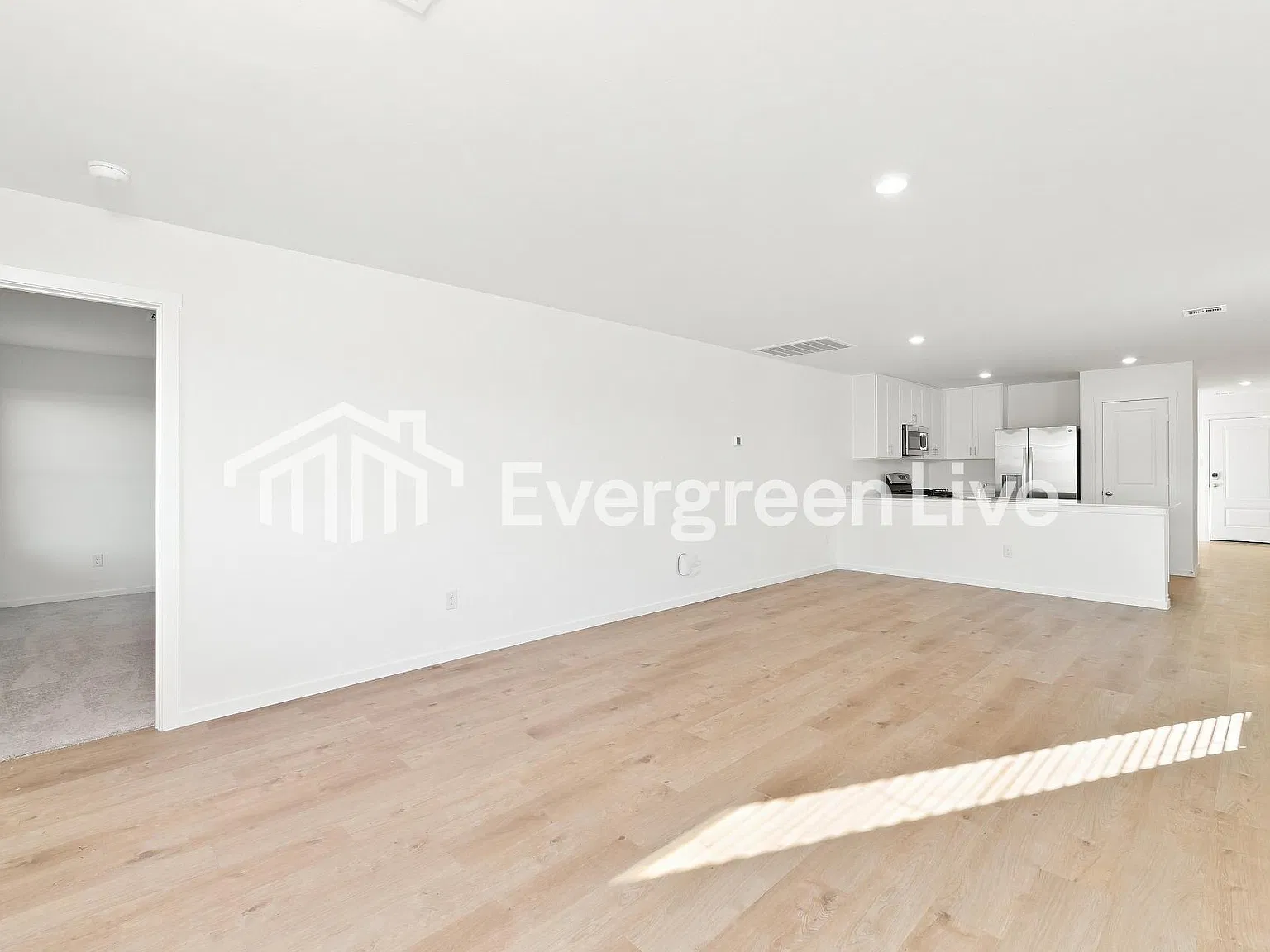 3 bed, 2.0 bath, 1402 sqft, $1,610 — Photo 4