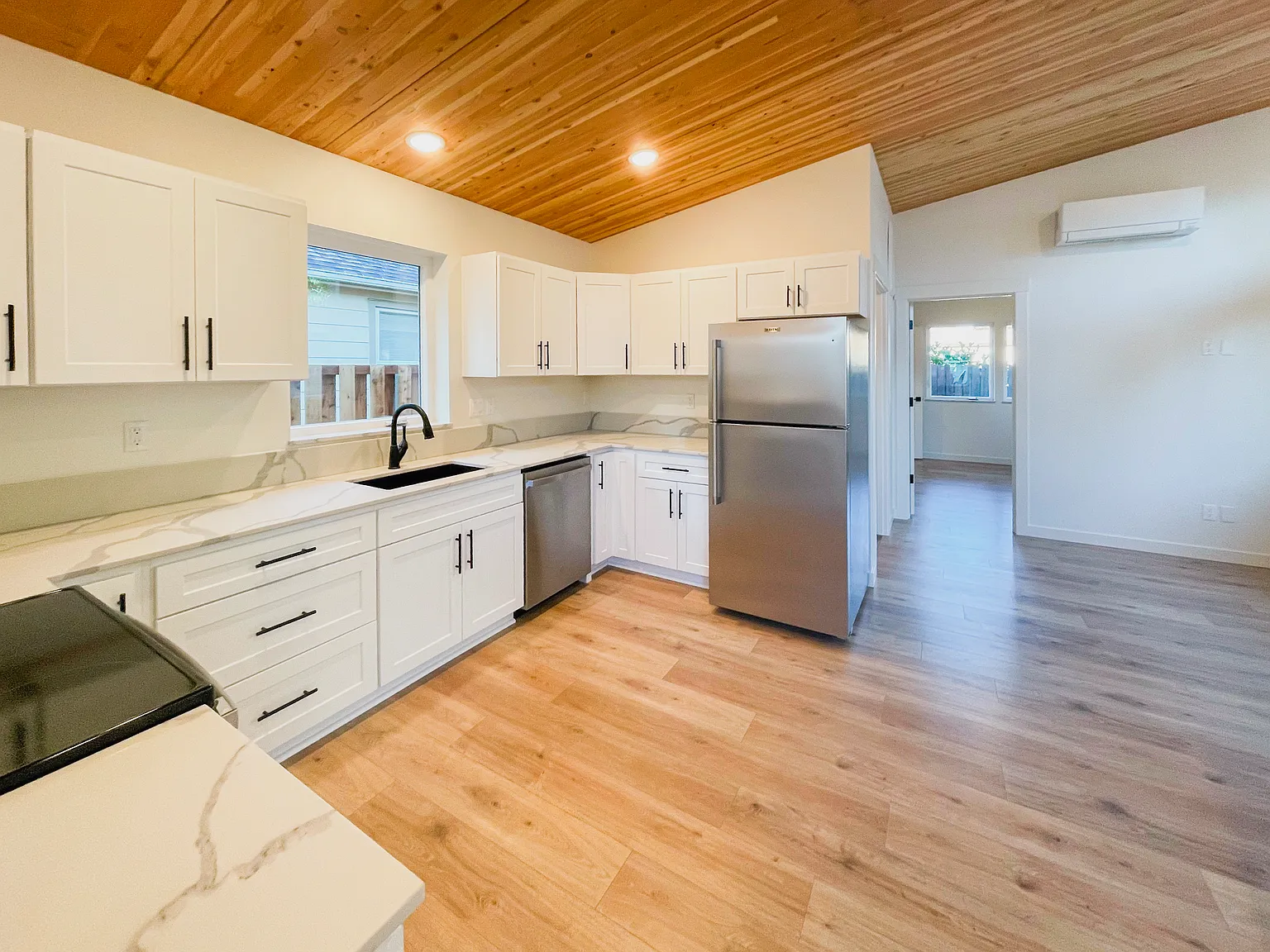 1 bed, 550 sqft, $1,695 — Photo 2