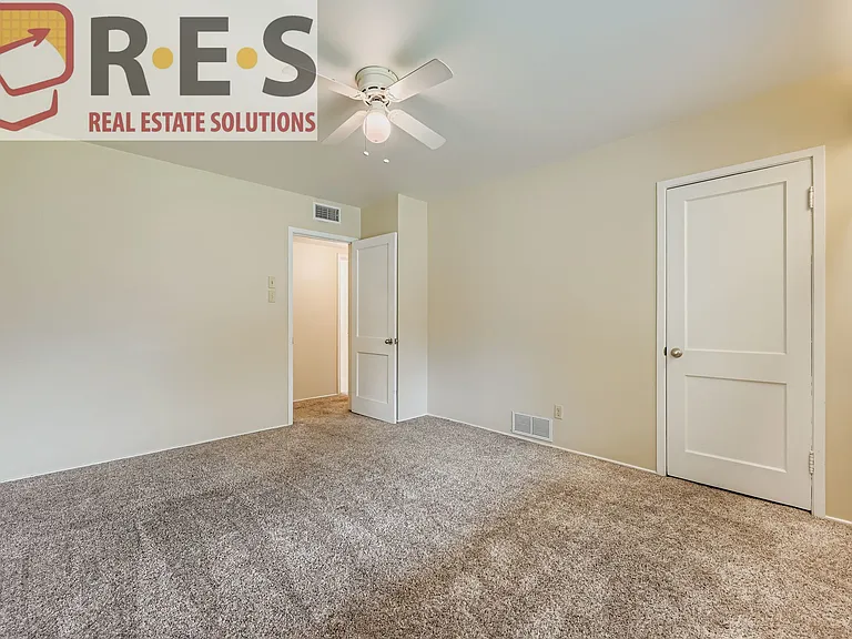 884 Troy St — Photo 13