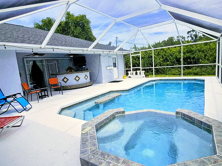 Screened lanai-heated pool & jacuzzi