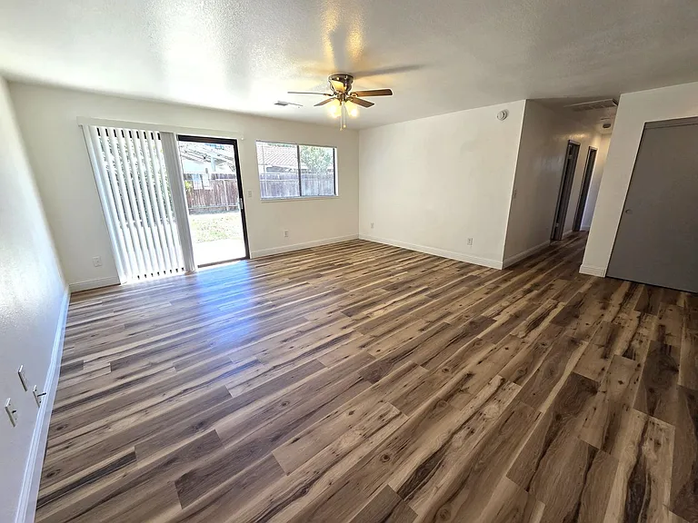 1100 N Patsy Dr — Photo 2