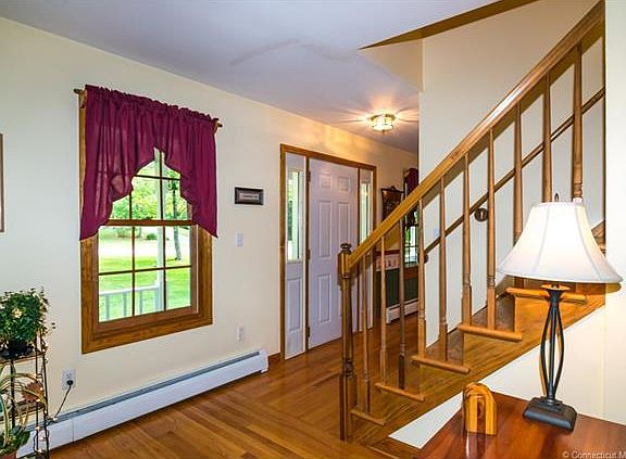 Pretty entry foyer