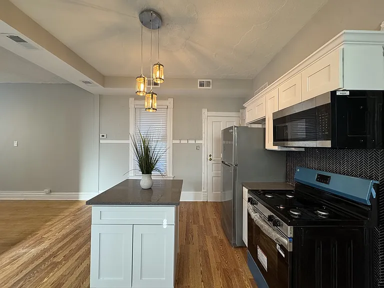 1721 W Nelson St — Photo 18