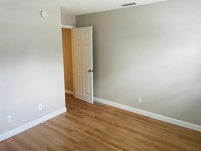 511 Duchess Ct #4 — Photo 7