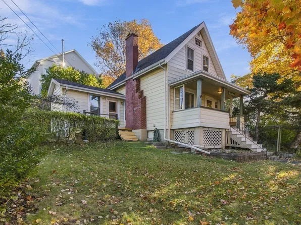 8 Harvey St, Dartmouth, NS B2Y 3S7